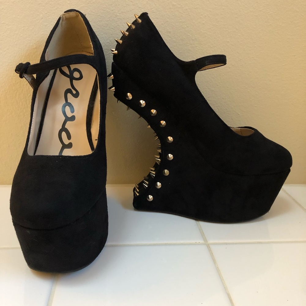 Groove Heel Less Spiked Shoes